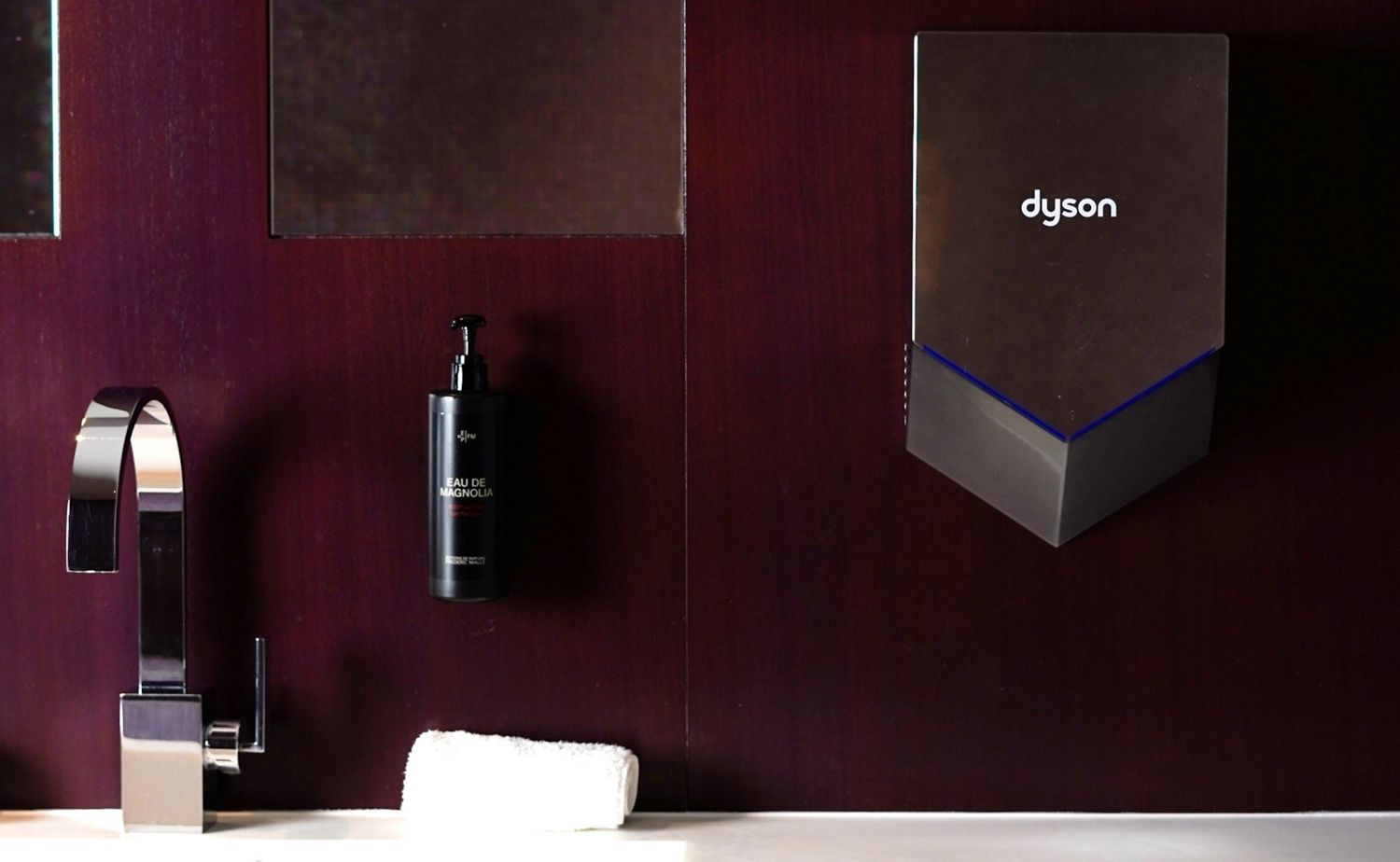 2 sèche-mains Dyson Airblade dB dans la salle de bain d'un hôtel